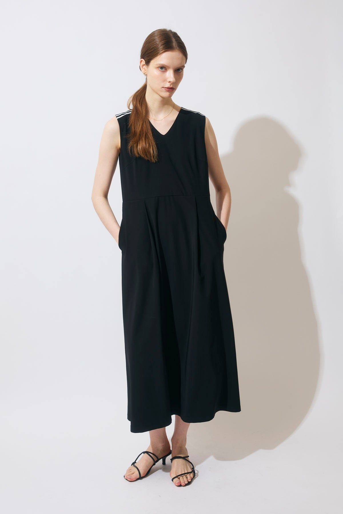 BORDER SLEEVELESS DRESS