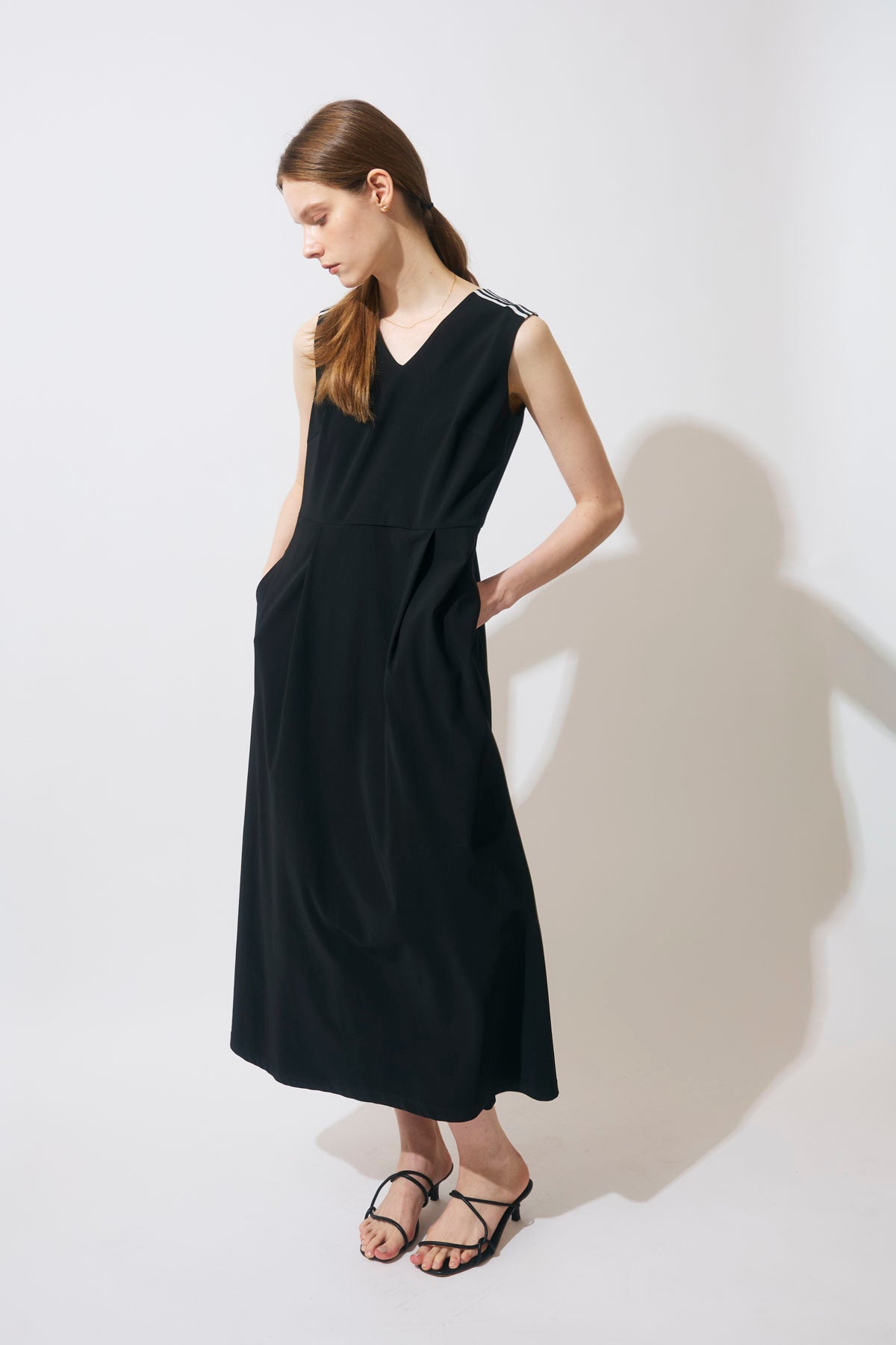 BORDER SLEEVELESS DRESS