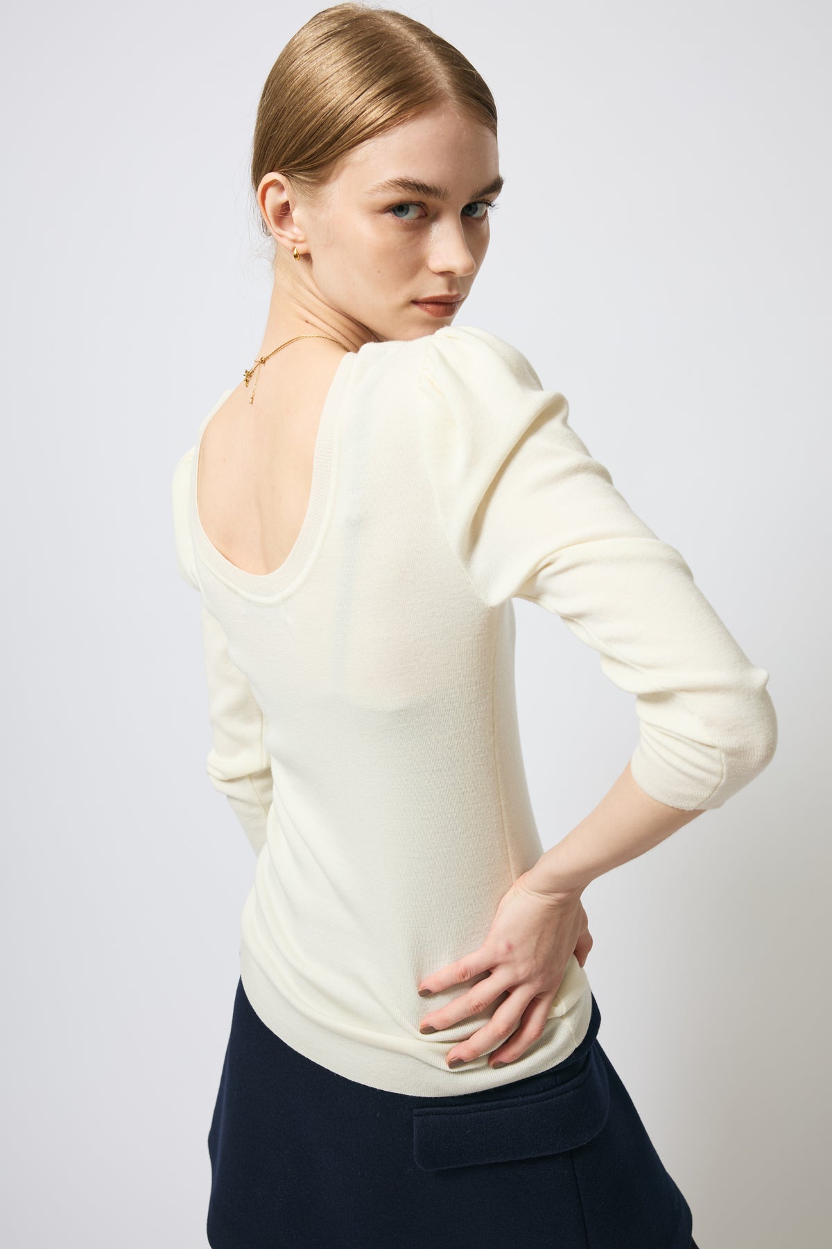 BACK OPEN KNIT