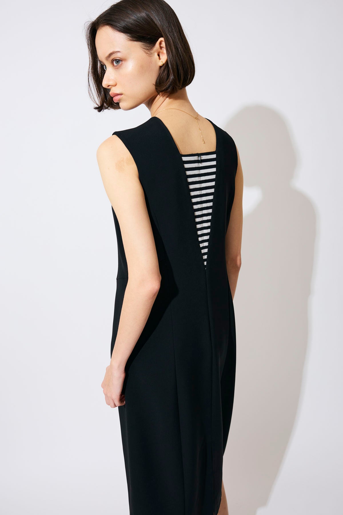 BACK BORDER SLEEVELESS DRESS