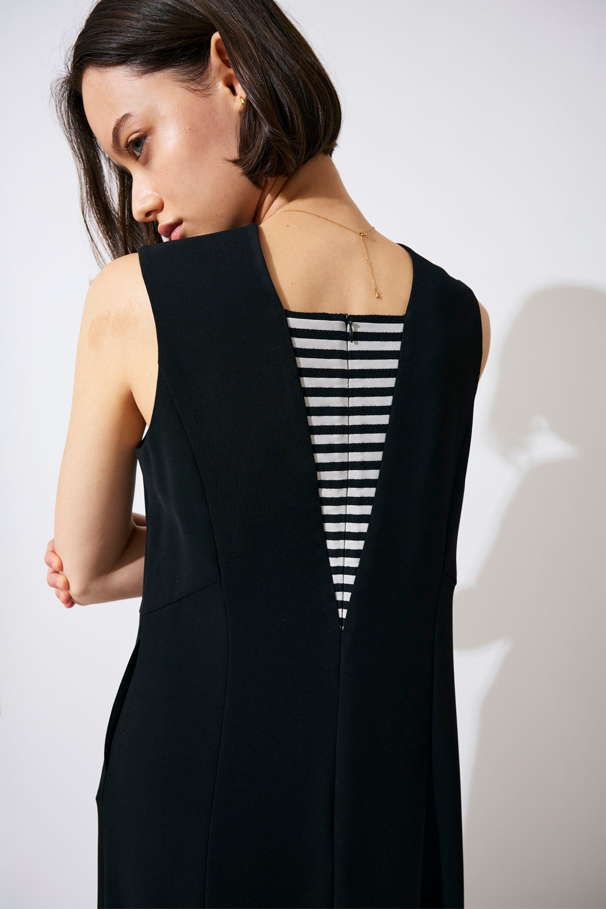 BACK BORDER SLEEVELESS DRESS