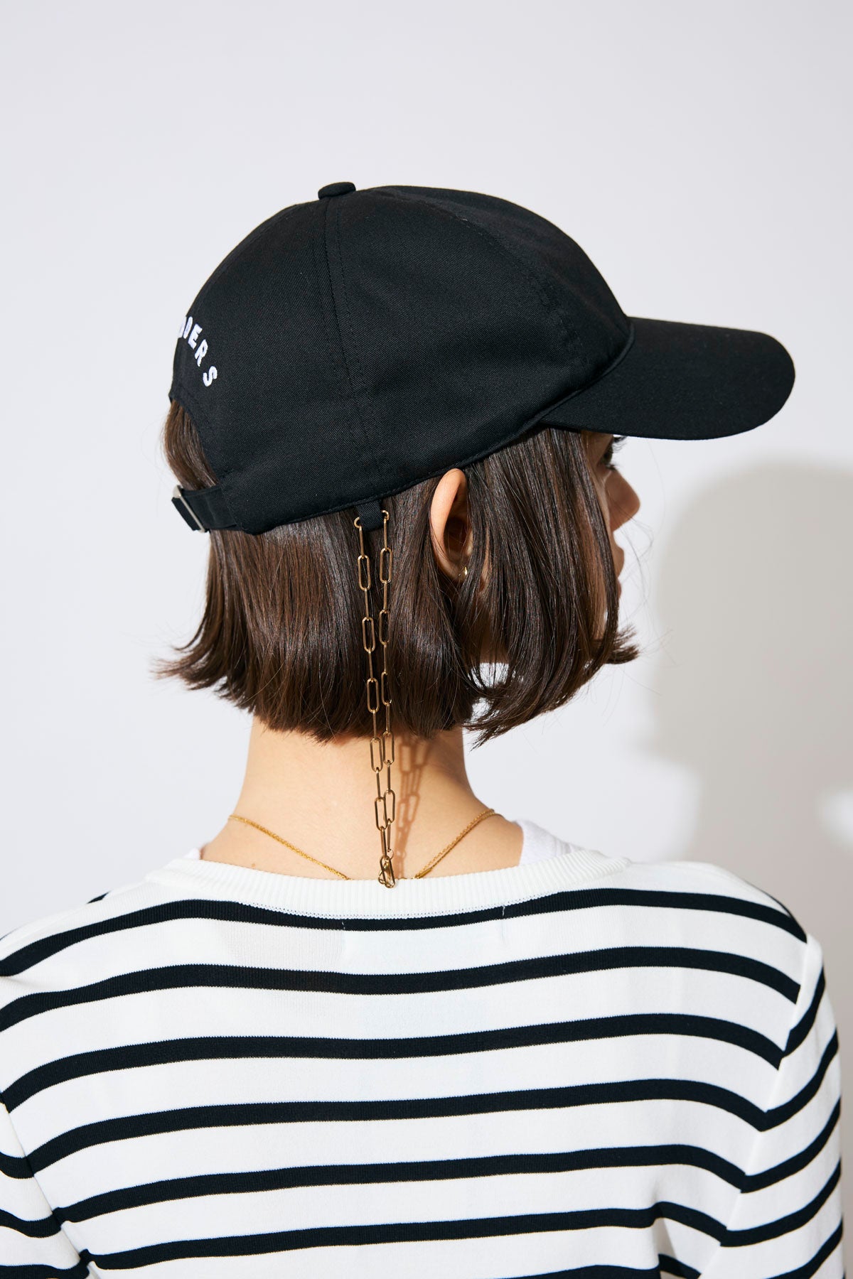 BORDER CHAIN CAP