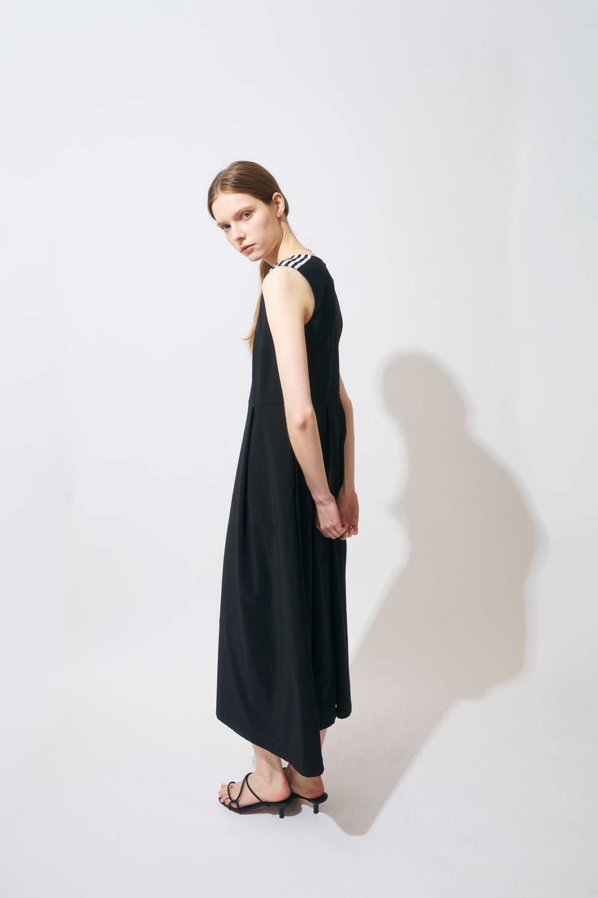 BORDER SLEEVELESS DRESS