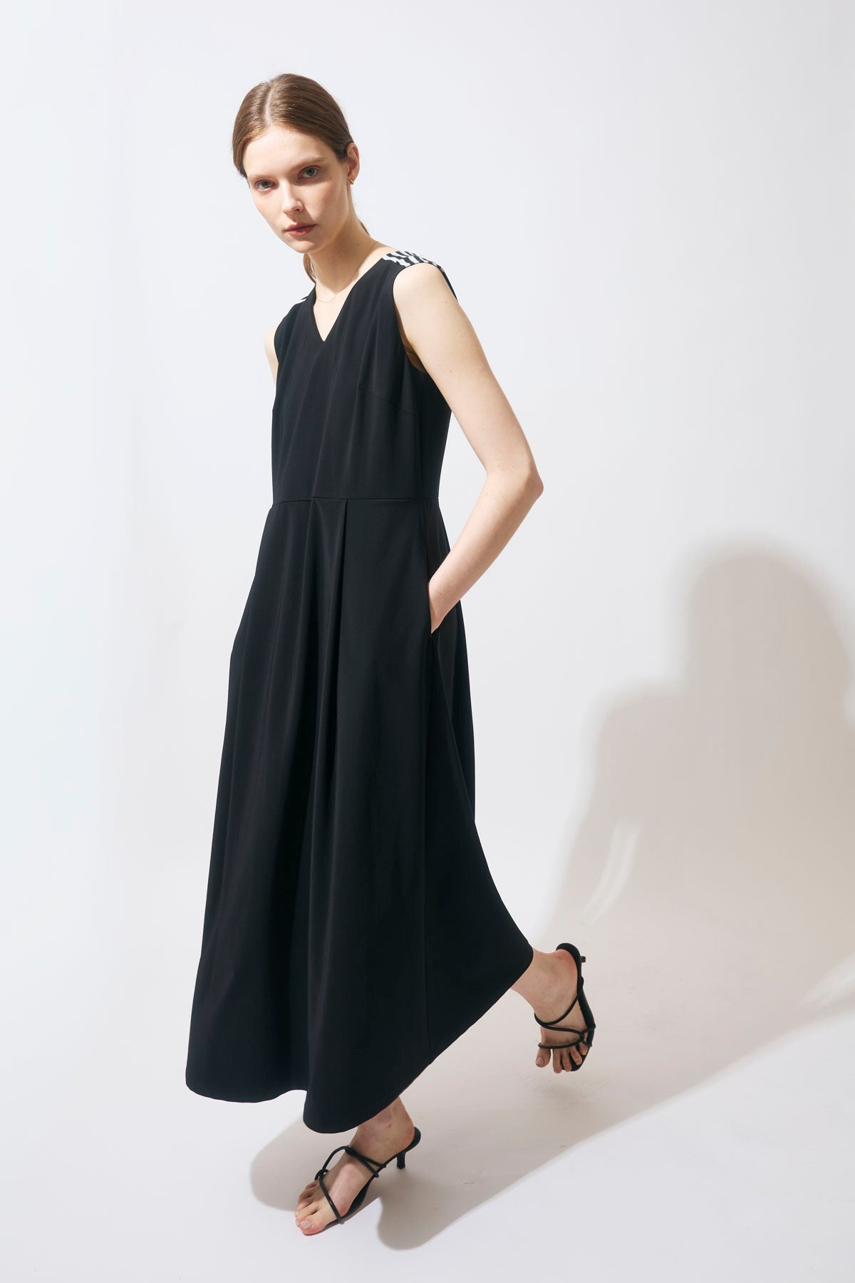 BORDER SLEEVELESS DRESS