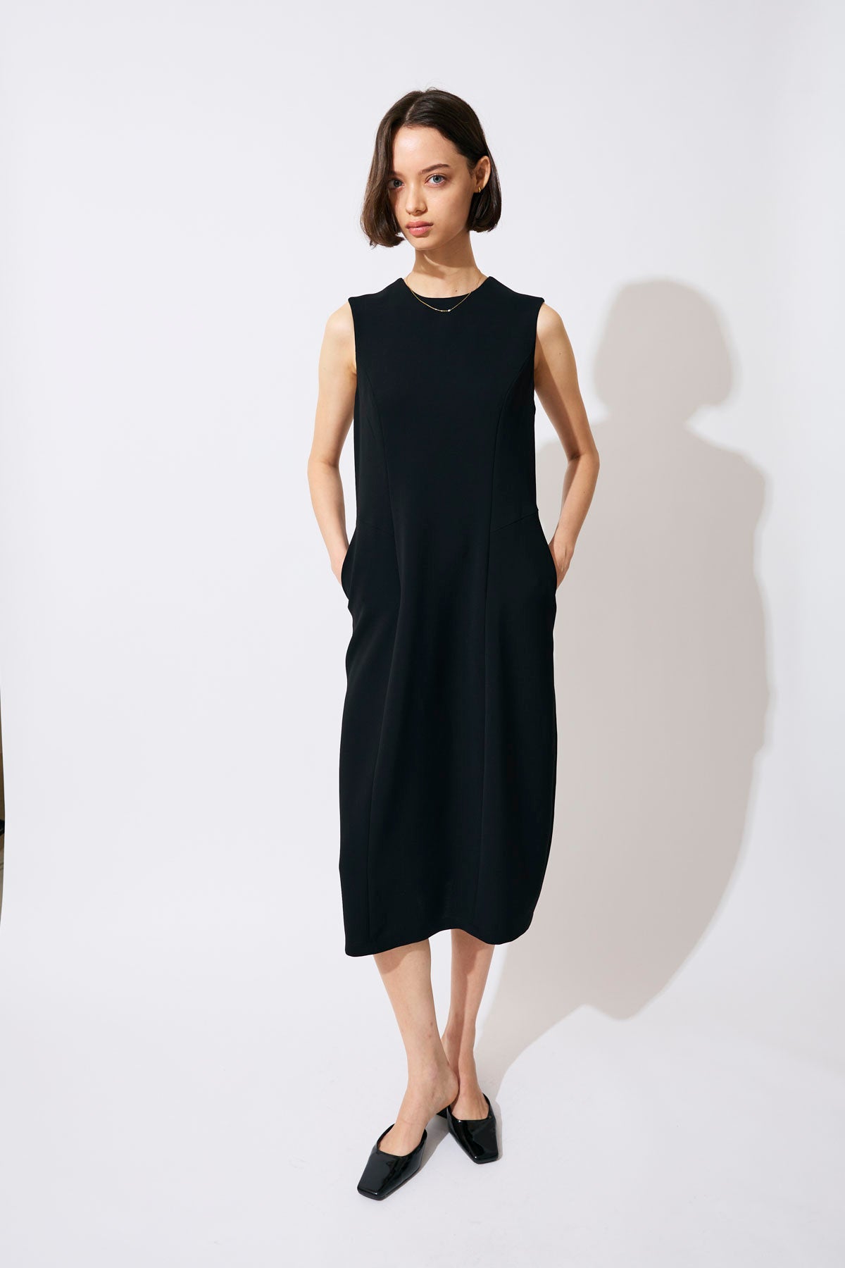 BACK BORDER SLEEVELESS DRESS