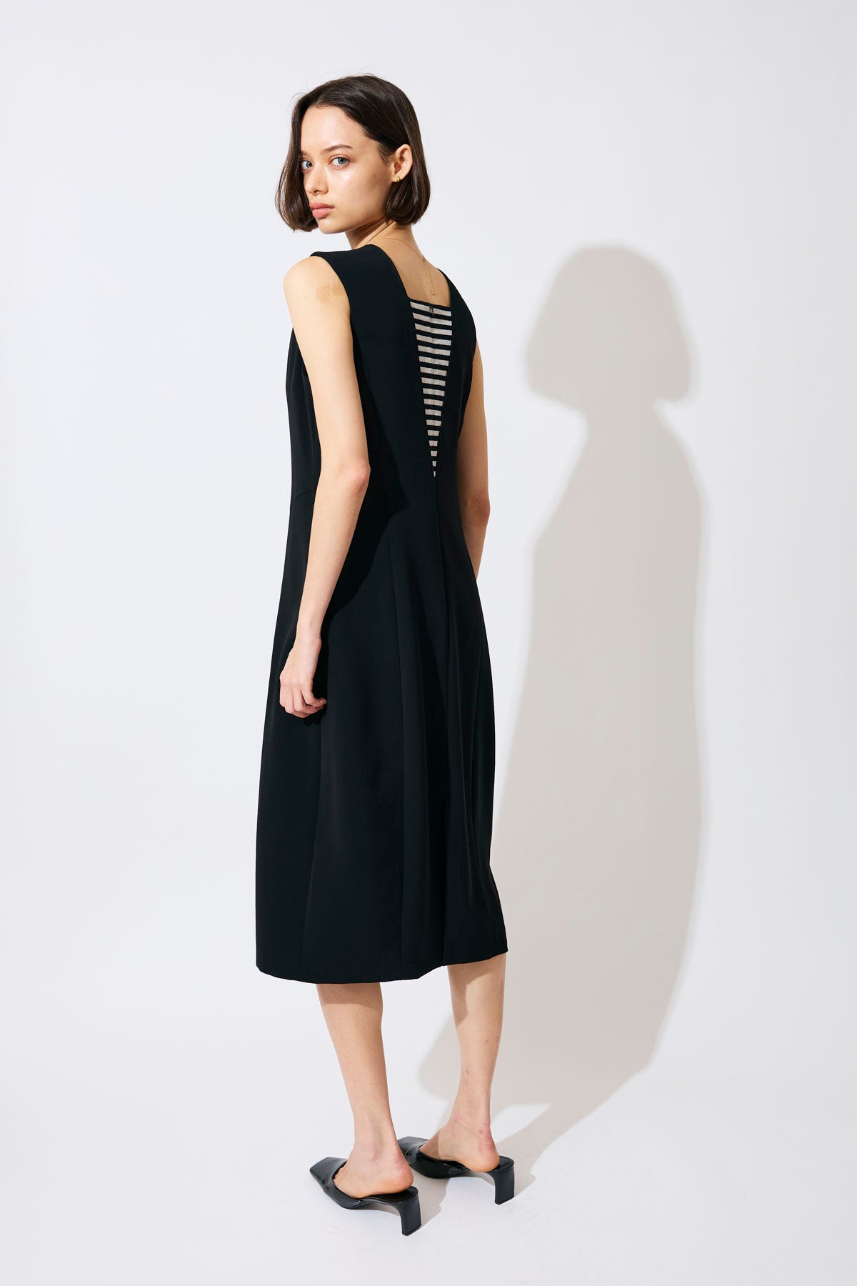 BACK BORDER SLEEVELESS DRESS