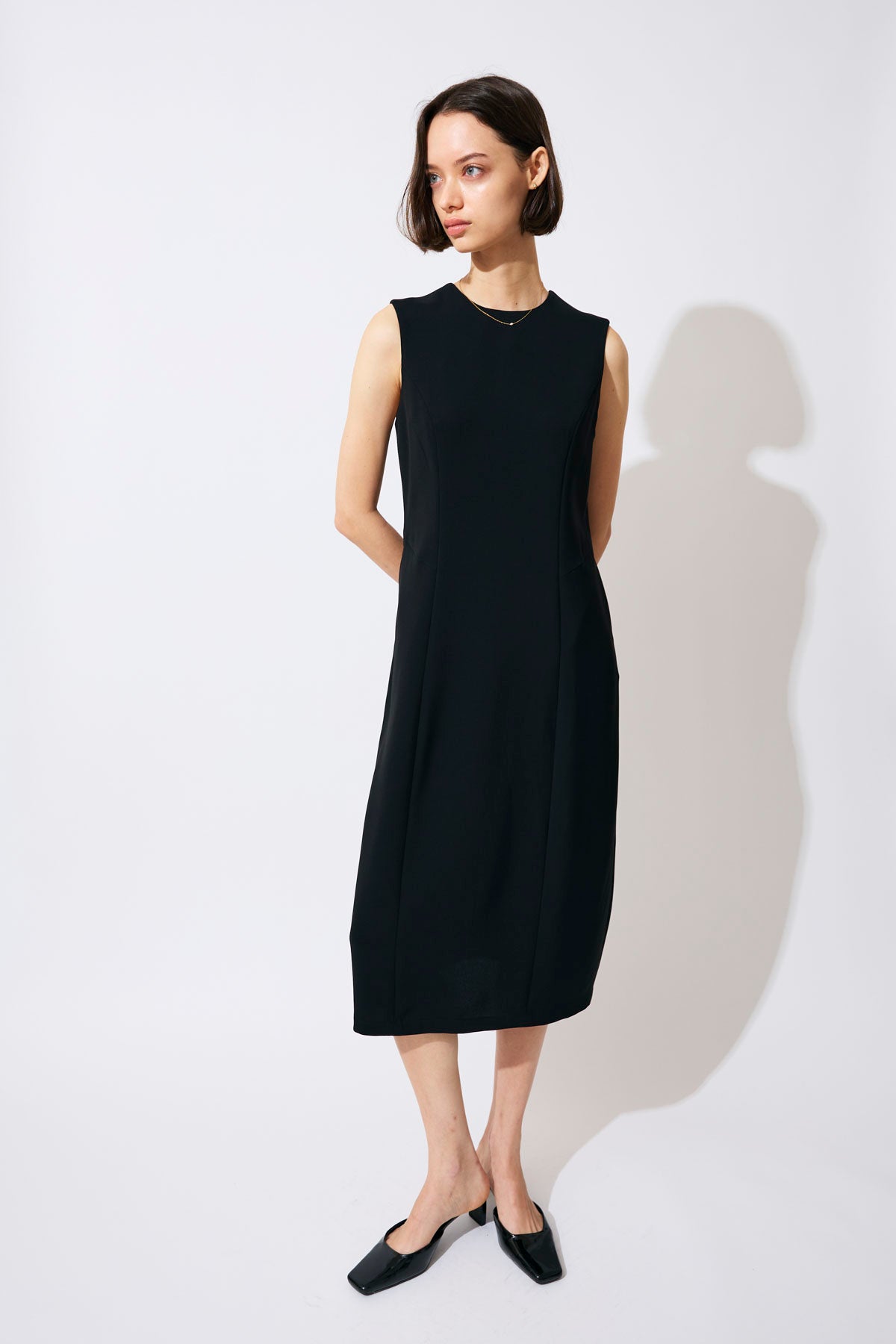BACK BORDER SLEEVELESS DRESS