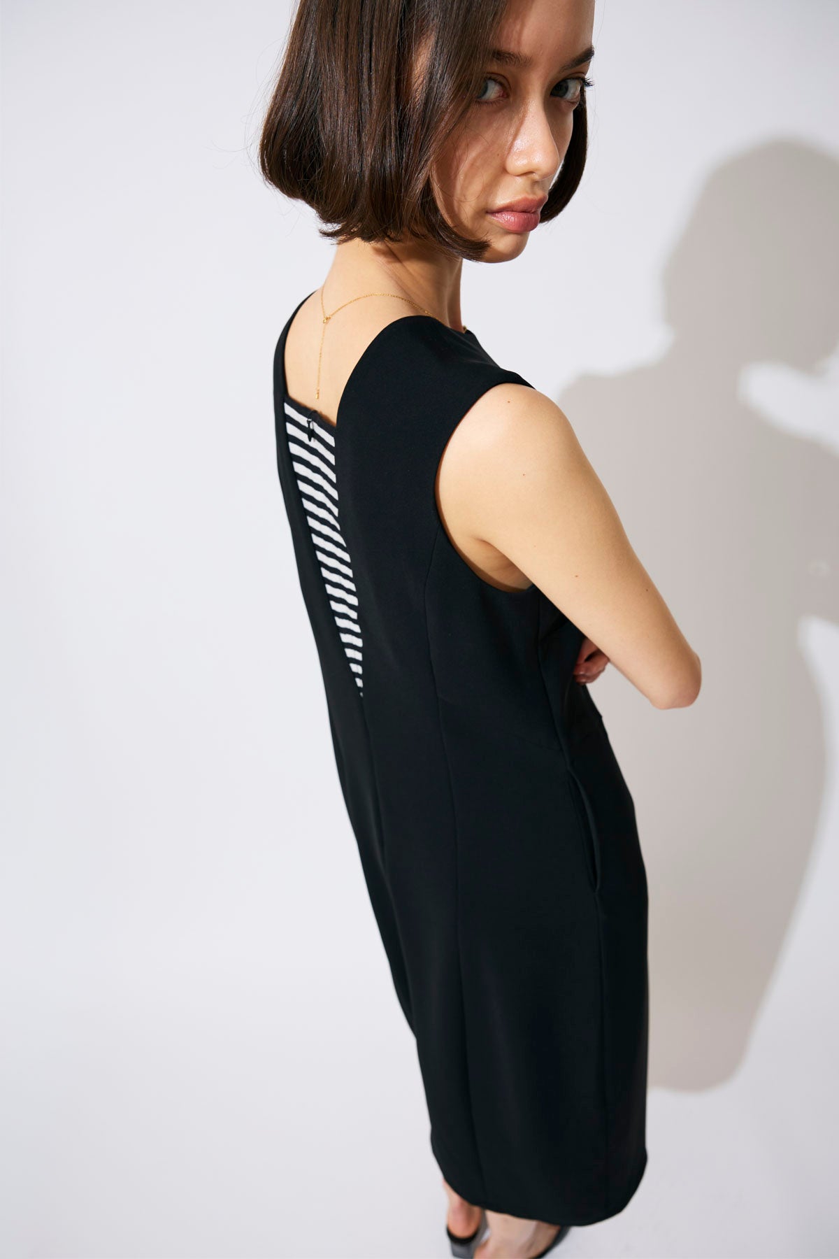 BACK BORDER SLEEVELESS DRESS